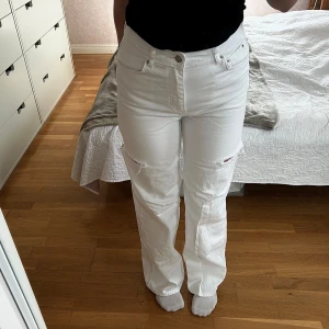 Vita jeans - Supersnygga högmidjade jeans i nyskick  från NA-KD som dessvärre inte kommer till användning längre💞  Midja: 37 cm Innerben: 83 cm