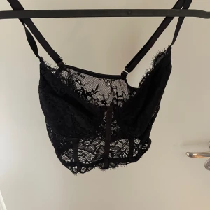 Topp - Svart spets topp från Shein, lapp i tröjan är bortklippt då den syntes genom  Använd omkring 5 gånger  Storlek XS/S