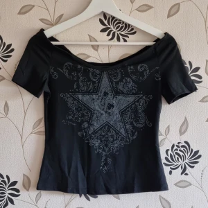 Romwe topp med stjärna, Strl: S - Topp som visar axlarna, tryck med stjärna, storlek small. Nyskick! 