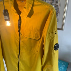 CP Company overshirt - Riktigt schysst gul overshirt från CP company. Fint skick. Stl: M