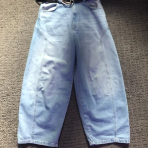 Super Baggy jeans - Ljusblå Bershka baggy jeans fett baggy. Hör av er om ni har fler frågor eller vill se fler bilder 