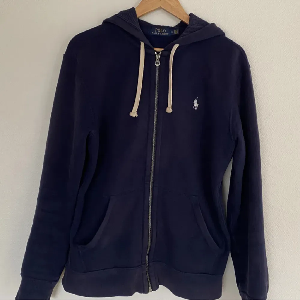 Mörkblå polo Ralph lauren zip hoodie Storlek M Pris 550 Inga defekter, möjligtvis lite solblekt ifall man kollar noga bara att höra av sig vid frågor mvh//elliott. Hoodies.