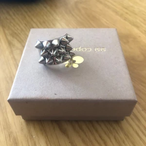 Edblad ring - Den snygga ringen från edblad som jag bara haft några månader, tycker den är för stor för mig och kommer inte ritkigt till användning alls. Nyspris 400kr. Det går självklart att diskutera pris på denna också!💞