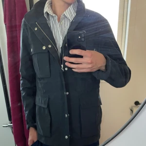 Field jacka  - Riktigt snygg Field jacka dom ej används längre.  Size S Hör av er vid funderingar!