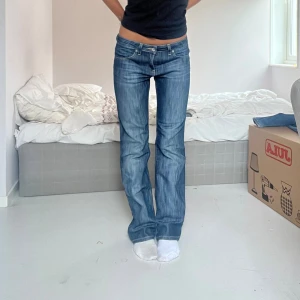Lågmidjade bootcut jeans  - Lågmidjade bootcut jeans. Midjemått 38cm innerbenslängd 80cm 