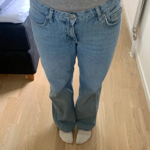 Blåa jeans  - Säljer dessa blåa jeans från Lager 157 i modellen Low rider. Säljer dem då jag inte använder dem längre, använt fåtal gånger. Dem är uppsydda ca 3 cm, som syns på sista bilden, inget som syns när man har byxorna på sig. Jag är 160 cm för preferens 💕⚡️