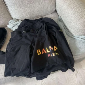 Balmain Paris och stone island  - Jag köpte balmain Paris shortsen i qatar har bevis på det och stone island går att scanna köpte det från NK allt är äkta 