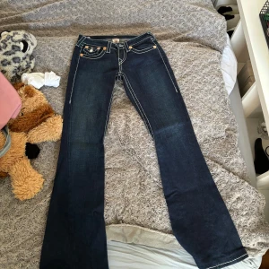 True religion jeans  - Säljer dessa helt unika och skitsnygga true religion jeans. Innerbenslängd 85cm. Midja 38cm. 