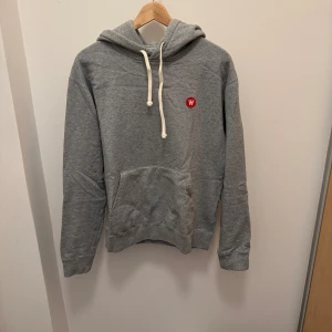 Hoodie från Wood Wood - En grå hoodie från Wood Wood