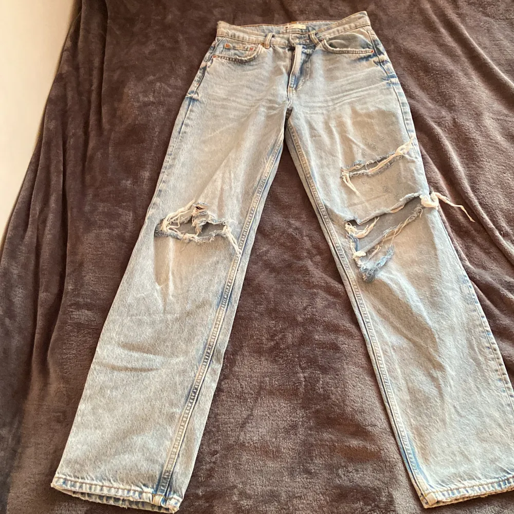 Dom är i storlek 34 aldrig använda, köpta från Ginatricot för 600kr men säljer dom för 300kr.☀️🙂 pris kan diskuteras 😁. Jeans & Byxor.