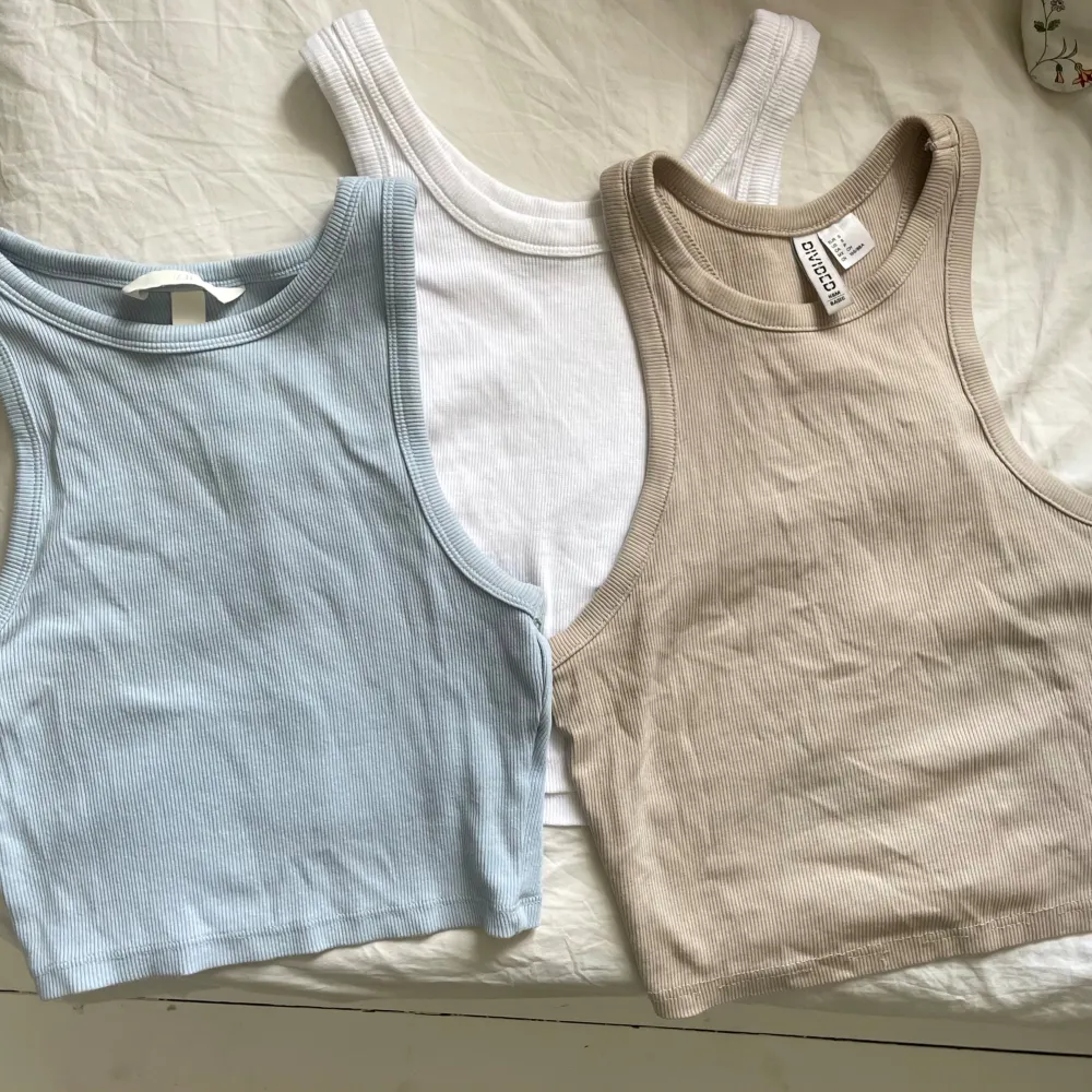 Fina Tanktops i blå, beige och vit.  (Den vita är såld!) Alla är i storlek S🌸 🩷Köp båda två för 30kr🩷 En kostar 20kr. Toppar.