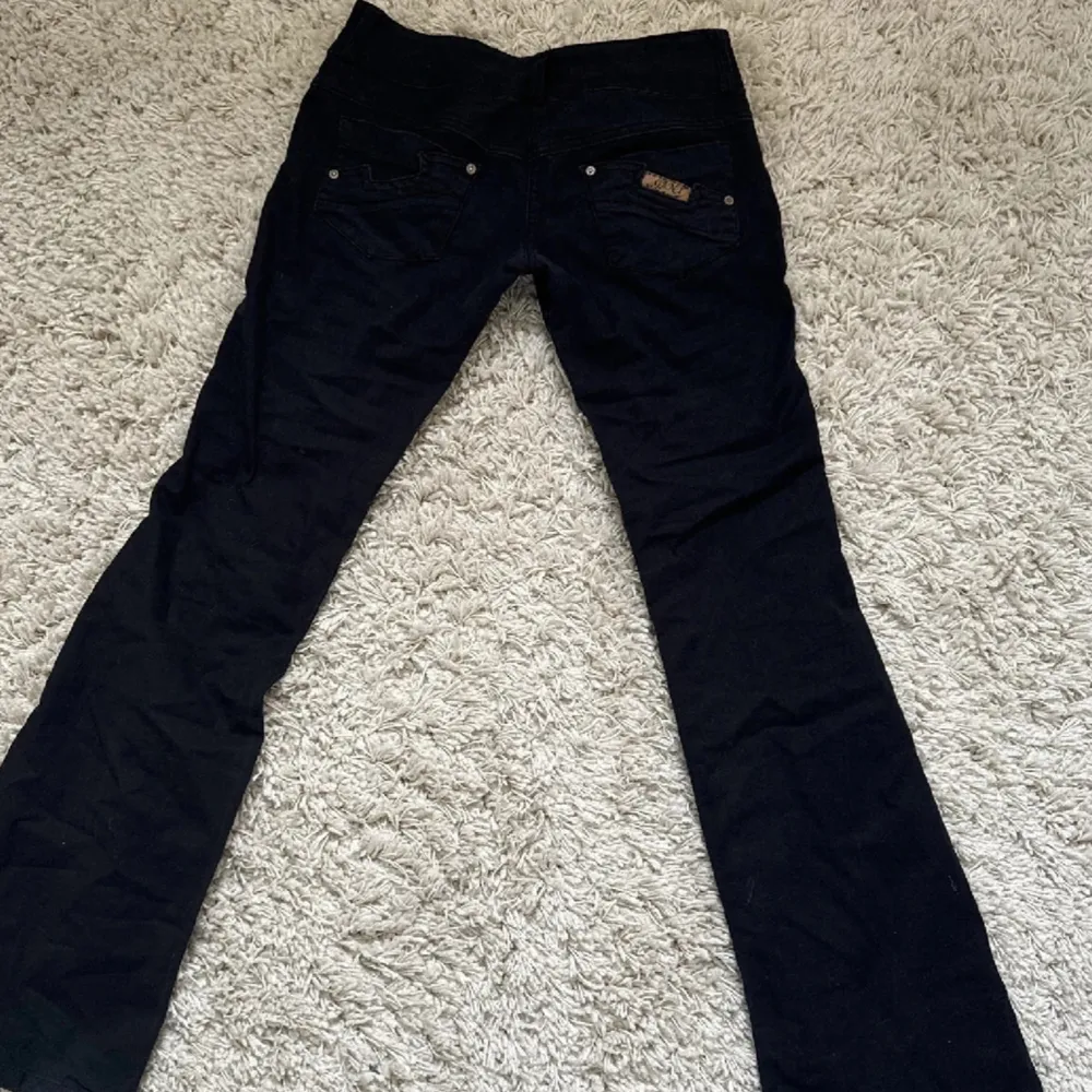 Midjemått rakt över ca 37 cm och innerben: ca 84 cm. Jeans i lite tunnare jeansmaterial! Så snygga men gillade tyvärr inte hur de satt på mig. De är i fint skick och har ej några defekter eller så 🩷. Jeans & Byxor.