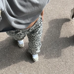 🐆🐆 jeans  - Säljer min älskade leopardmönstrade ”low waist” jeans! de är så fina, men jag bär dem bara inte längre🖤