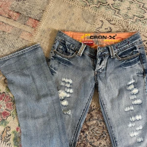 Lågmidjade bootcut jeans - Super snygga lågmidjade jeans med  slitningar🤩 jättebra skick och inga defekter!   Midjemått rakt över 37cm Innerbenslängd 85cm