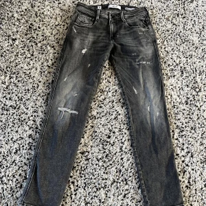 Replay jeans - Tjena säljer nu ett par replay jeans i modellen anbass. Dom är i färgen grå och modellen har slitningar. Är i storlek 29/30. Dom är i ett oerhört bra skick. Hör av er angående frågor eller vid funderingar 🤩 Pris kan diskuteras 💯