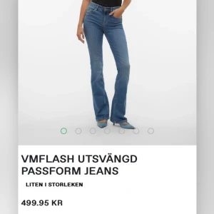 Jeans - Superfina jeans från vero moda. Köptes för ett år sedan för 500 kr. Det finns inga defekter, kontakta för fler frågor och fler bilder!❤️
