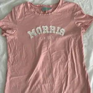 Rosa t-shirt från morris i storlek xs. Fin och söt rosa färg och funkar till allt❤️