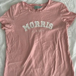 Rosa morris t-shirt - Rosa t-shirt från morris i storlek xs. Fin och söt rosa färg och funkar till allt❤️