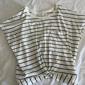 Randig t-shirt/topp - Något lite kort randig t-shirt från mango med knytning på framsidan i storlek XS. Söt och jättefin till vad som helst❤️ Använd två gånger så den är i nyskick. Pris kan diskuteras 