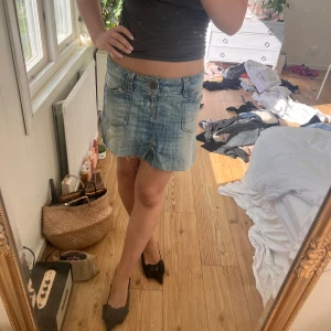 Jeanskjol - Snyggaste vintage jeanskjolen med fickor där bak. Verkligen supersnygg! Hör av er vid frågor💗