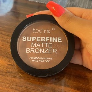 Bronzer - I princip ny, har råkat tappa den men annars är den oanvänd. Köparen står för frakten ❤️