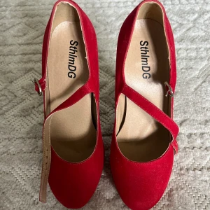 Röda pumps  - Jätte snygga röda klackar. Inköpta på loppis för något år sedan men aldrig använda av mig pga förstora. Står tyvärr ingen storlek på dom men skulle gissa på 37/38. Köpta för ca 100kr. 