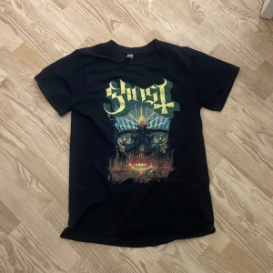 t-shirt ghost - fet t-shirt med bandet ghost