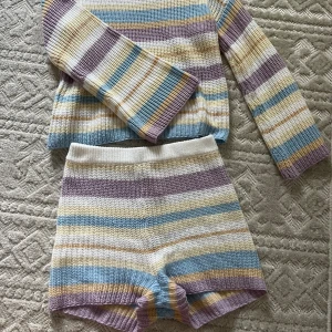 Stickat sett - Jätte sött stickat sett. Inköpt för något år sedan enbart tröjan som är använd någon gång. 