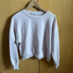 Ljusrosa tröja - En mysig rosa tunn sweatshirt, använt ett fåtal gånger, liten i storleken så skulle passa på en S