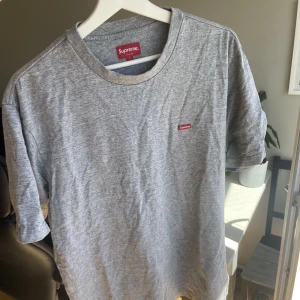 Supreme small box logo T-shirt - Small box logo t-shirt från supreme. Riktigt lite använd, mycket bra skick.