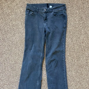 Låg midjade jeans  - Lågmidjade jeans med mörk grå färg, jag är 169 och de går hela vägen ned❤️