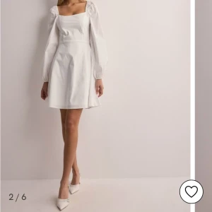 Säljer en ”Keep It Simple Dress” - Jätteifint skick då den bara är använd 1 gång när jag skulle se hur den satt! Jag beställde hem två storlekar men hann inte lämna tillbaka den som var för liten, så säljer den här istället!🤩Nypris: 499kr