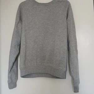 Sweatshirt - Vanlig grå sweatshirt, säljer då den är för liten.