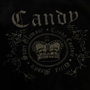 Hoodie - Jättecool zip-up hoodie med tryck på ryggen! Är köpt secondhand så inte nyskick men inga tydliga defekter. 💕Storlek: uk 10 (passar mig som har xs/s)