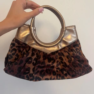 Leopard väska  - Säljer denna supersöta väskan med leopard mönster och guld detaljer! Nyskick då jag aldrig använt den 🩷💞