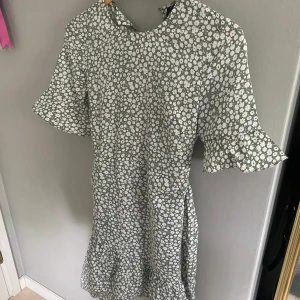 Klänning  - Klänning från Vero Moda i storlek Xs. Andvänd en gång så klänningen är i väldigt bra skick. 