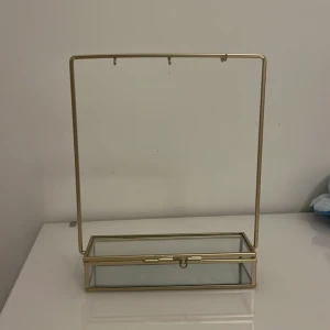 Smyckesskrin  - Ett hyfsat stort smyckesskrin som tyvärr inte kommit till någon användning. Glas med guldiga detaljer. Funkar både för ringar, armband och för att hänga upp längre halsband!
