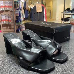 Svarta klackar  - Helt nya precis från kartong  Finns i dessa storlekar : 40,41,41