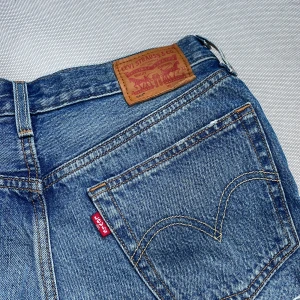 Levis jeansshorts - Levis jeansshorts i mycket fint skick, endast använda fåtal gånger. Storlek W26, jag skulle säga att de motsvarar storlek 34