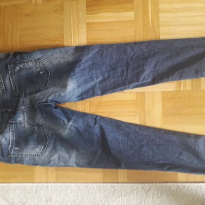 MÄRKESJEANS - 2 par Levi's w31 l32 & w32 l32 1 par J.Lindeberg i w33 l36 1 par dsquared2 i 50  Priset avser köp av alla. Styckvis diskuteras pris.