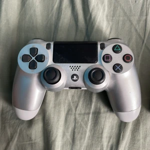 2 ps4 kontroller  - Använder de inte längre för att har ett ps5, laddare till de ingår, betalar inte för frakt, båda för 350