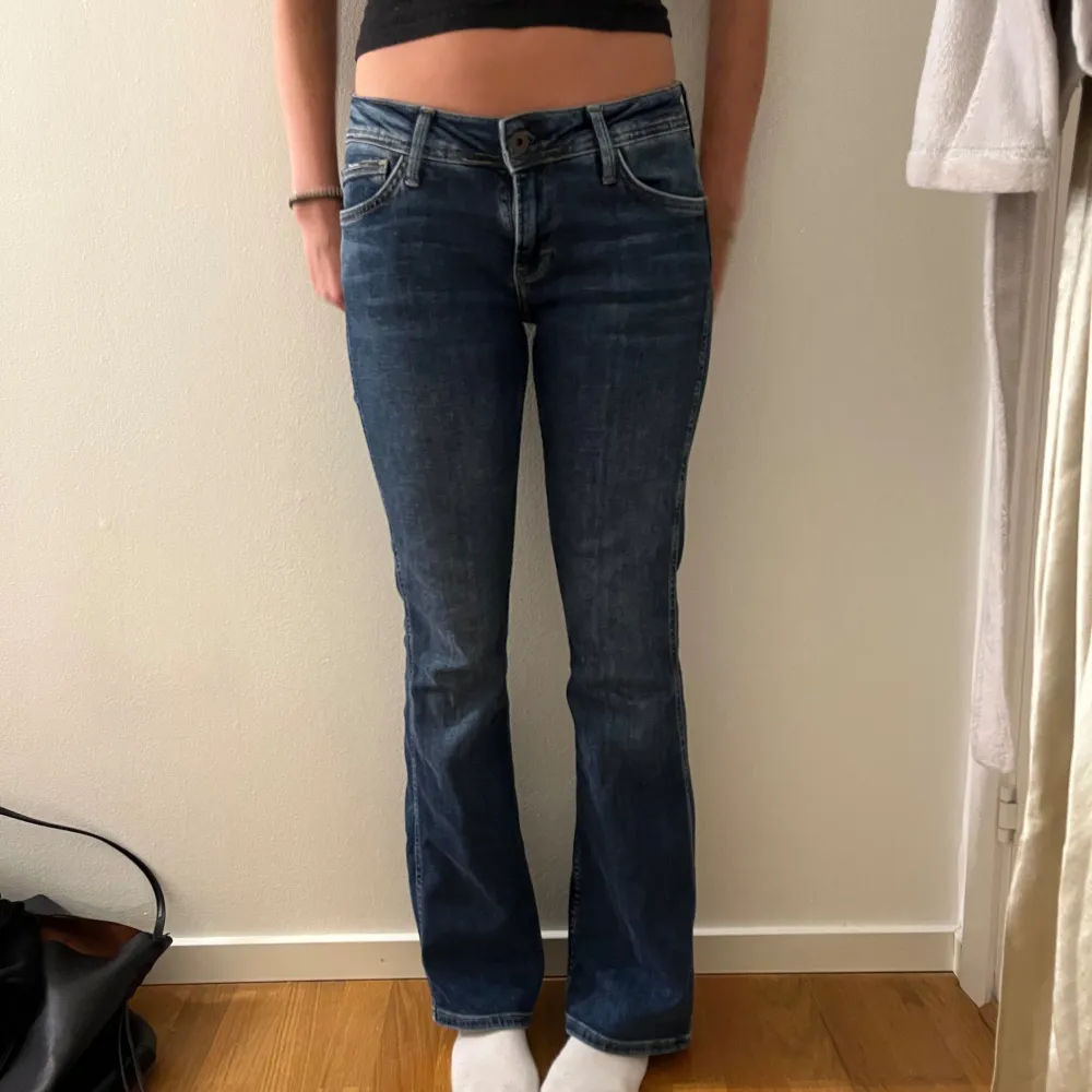 Pepe jeans Low waist, använda fåtal gånger så i mycket bra skick, köpta för 700kr. Jeans & Byxor.