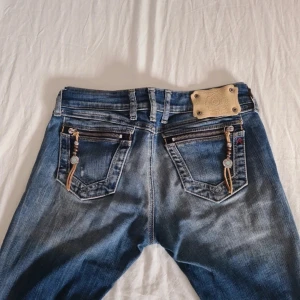 Jennpez replay jeans! - Säljer pga dom är för små för mig! Dom är oanvända och skit snygga! Dom är straight, alltså inte utsvängda men inte heller skinny. Väldigt lågmidjade!! Skriv innan ni köper tack.