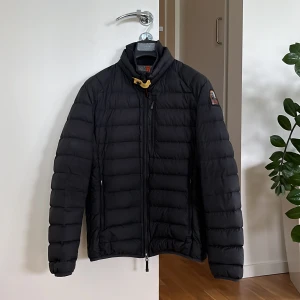Parajumpers, Dunjacka - S - Nu säljer jag min Parajumpers dunjacka i storlek S. Den är bara använd en säsong och har sedan dess legat i garderoben. Jackan är i nyskick, utan några skråmor. Tags och extra knappar medföljer!