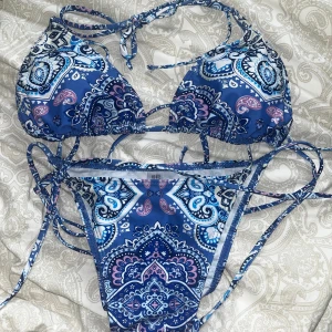 Bikini - Osnvönd bikini, storlek medium. Vanlig tre kants bikini med underdel. Hygien tejpen sitter kvar. 