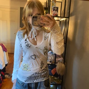 Y2k tröja - Super fin tröja jag hittade på en secund han i italien när jag var där nyss, tröjan har rinestones och stenar på mig❤️