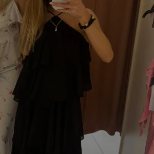 svart klänning  - skit snygg svart klänning från ginatricot, aldeog använd. prislapp kvar och allt då jag ej hittat ett bra tillfälle för använding. 