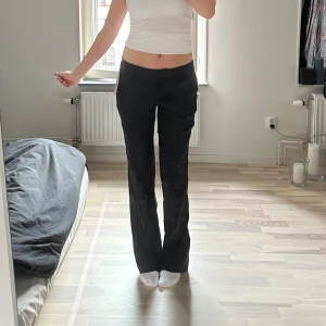 Svarta linnebyxor - Säljer dessa helt oanvända svarta linnebyxor från Nelly!! Lappen sitter kvar 💕 Säljer på grund av flytt, fraktar omgående!