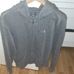 Champion zip hoodie - Nopprig men tror faktiskt den ska vara det av nån anledning. Annars finns nog inga defekter. Köp i bundle med andra varor om du vill att frakten ska bli billigare. S herr men passar nog xs  