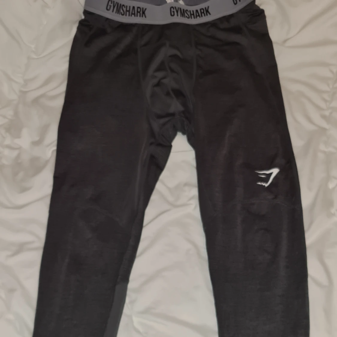 Gymshark tights stl M, litet hål vid grenen.